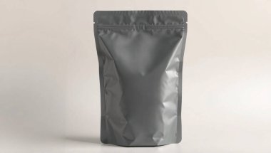 Basit, açık bej ya da açık bej renkli, benekli desenli ve iki tutamaklı, yumuşak gölgeli sade bir arka plana karşı sunulan, ürün gösterimi ya da moda aksesuarları için ideal bir çanta..