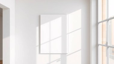 Basit, açık bej ya da açık bej renkli, benekli desenli ve iki tutamaklı, yumuşak gölgeli sade bir arka plana karşı sunulan, ürün gösterimi ya da moda aksesuarları için ideal bir çanta..