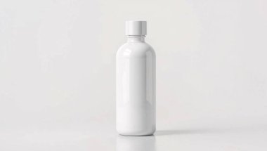 Basit, açık bej ya da açık bej renkli, benekli desenli ve iki tutamaklı, yumuşak gölgeli sade bir arka plana karşı sunulan, ürün gösterimi ya da moda aksesuarları için ideal bir çanta..