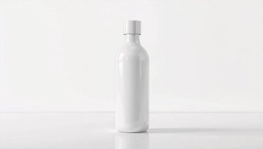 Basit, açık bej ya da açık bej renkli, benekli desenli ve iki tutamaklı, yumuşak gölgeli sade bir arka plana karşı sunulan, ürün gösterimi ya da moda aksesuarları için ideal bir çanta..