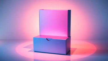 Basit, açık bej ya da açık bej renkli, benekli desenli ve iki tutamaklı, yumuşak gölgeli sade bir arka plana karşı sunulan, ürün gösterimi ya da moda aksesuarları için ideal bir çanta..