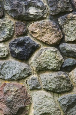 Taş duvarda çatlak var.