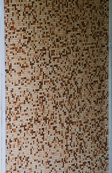 Duvarda kahverengi kiremit