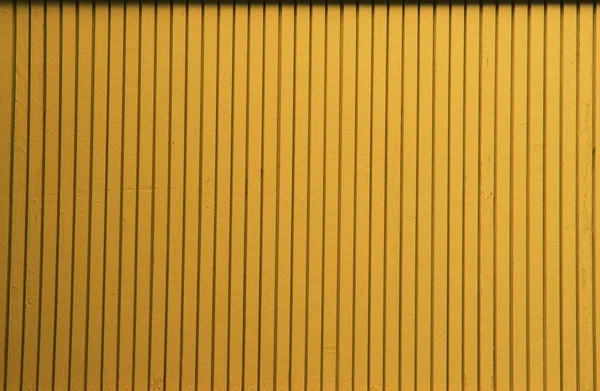 Sarı boyalı ahşap kaplama.