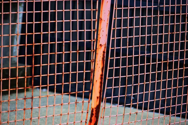 Paslı metal parmaklıklar