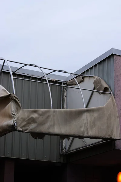 Yırtık kumaş dükkanı güneşliği