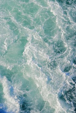 güneşli beyaz su ve dalgalar