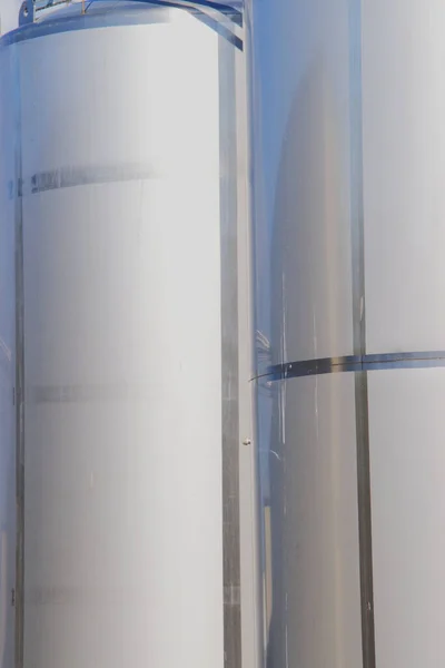 Metal silolardan yansıyan ışık