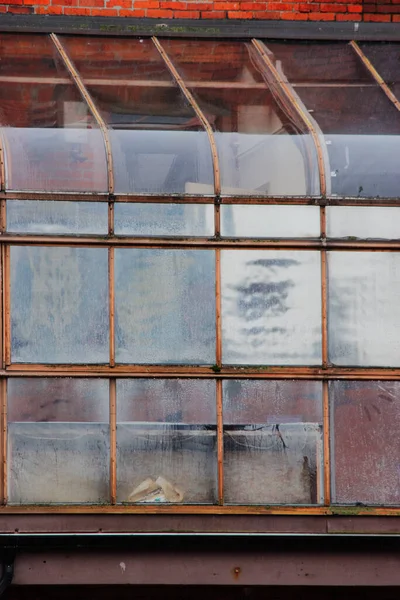 Güvertenin yuvarlak cam çatısı