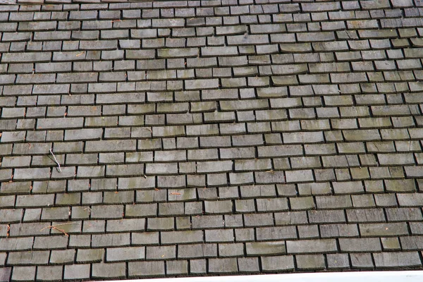 aşınmış ahşap kiremitli çatı