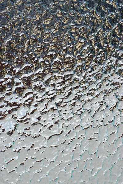 Noktalı cam pencereye yakın çekim