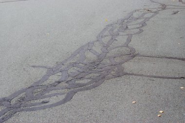 Asfalt yolda katran onarım ağları