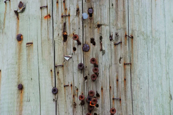 Telefon direğindeki paslı vidalar ve çiviler