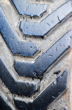 geniş araç lastik izi 