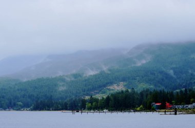 Dağ kenarındaki koyda yağmur.