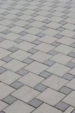 Kesilmiş taş tuğla desenli garaj yolu