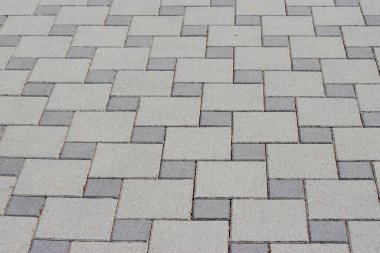 Kesilmiş taş tuğla desenli garaj yolu