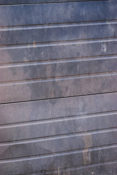 Tozlu metal tekerlekli kapı