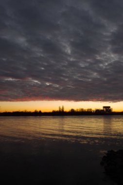 Akşamüstü nehrin üzerinde