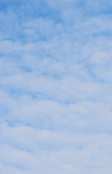 Bulutların çizgileri mavi gökyüzüne karşı