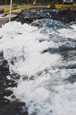 Dalga iskelede çarpışıyor