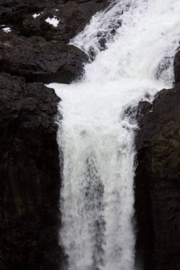 Şelale kayanın kenarında