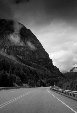 Siyah beyaz dağ yolu