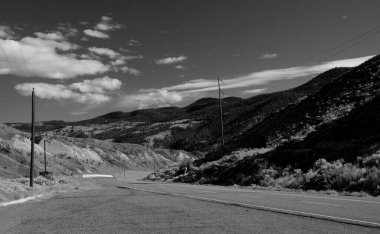 Siyah ve beyaz dağ otoyolu.
