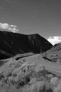 Siyah beyaz dağ yolu