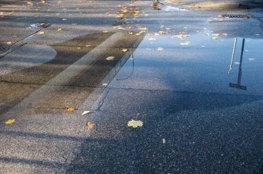 Su birikintisindeki kentsel yansıma