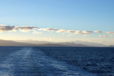 Feribotun arkasında gün batımı