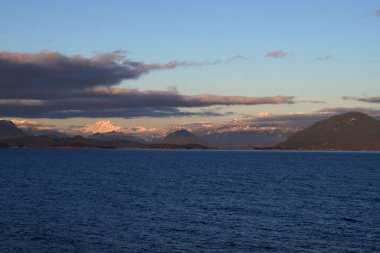 Okyanus sahnesinde gün batımı