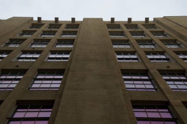 Bina cephesine bakıyorum.