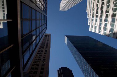 Şehrin yukarısına bakıyor.