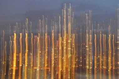 Şehirden gelen ışık çizgileri