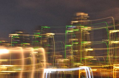 Şehir ışıklarının uzun pozu