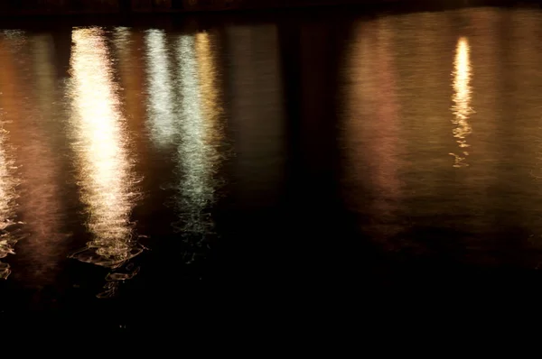 Işıklar sudan yansıyor