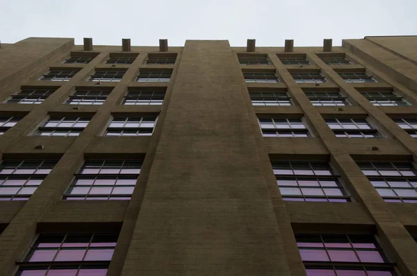 Bina cephesine bakıyorum.