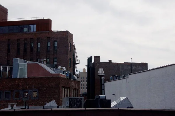 Şehrin çatıları kapalı.