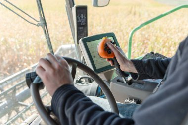Çiftçi İşletme Kumandası Soya Hasadı, Direksiyon ve Çekici Bilgisayar Tarlada Görünüyor, İşlek Hasat sezonunda Çiftlik Malzemeleri Kapanışı