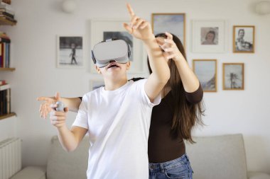 Kardeşler evdeki oturma odasında sanal gerçeklik oyunlarının keyfini çıkarıyorlar.