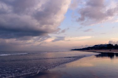 Bali 'nin okyanus kıyısında renkli gün doğumu