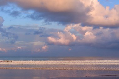 Bali 'nin okyanus kıyısında renkli gün doğumu
