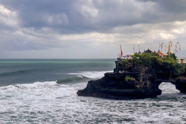 Endonezya 'nın Bali adasında Tanah Lot tapınağı oluşumu 