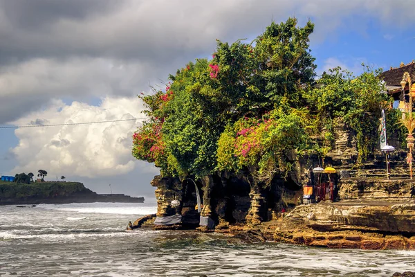 Endonezya 'nın Bali adasında Tanah Lot tapınağı oluşumu 