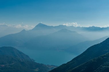 Güneşli bir yaz gününde Monte di Tremezzo 'dan Como Gölü' nü çevreleyen dağların manzarası.