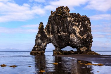 Hunafloi Körfezi 'ndeki Hvitserkur bazalt deniz yığını Vatnsnes Yarımadası, Kuzeybatı İzlanda, İzlanda