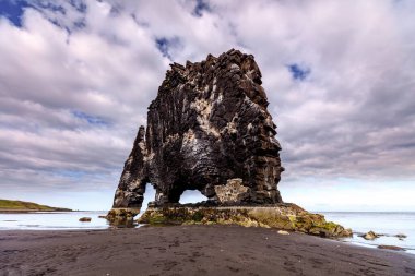 Hunafloi Körfezi 'ndeki Hvitserkur bazalt deniz yığını Vatnsnes Yarımadası, Kuzeybatı İzlanda, İzlanda