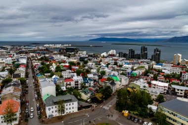 Bir yaz günü Reykjavik, İzlanda 'da çeşitli geleneksel renkli binalar ve çatıların panoramik manzarası