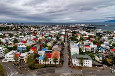 Bir yaz günü Reykjavik, İzlanda 'da çeşitli geleneksel renkli binalar ve çatıların panoramik manzarası